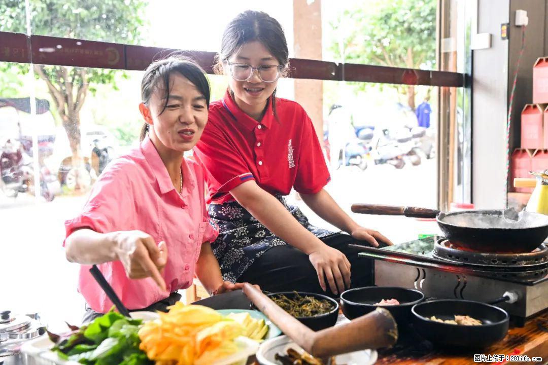 全网追的“扁担女孩”,找了一份暑假工,时薪12元 - 天门生活资讯 - 天门28生活网 tm.28life.com