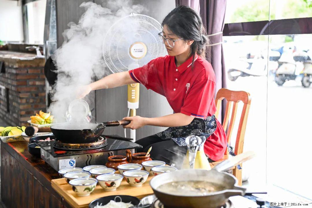 全网追的“扁担女孩”,找了一份暑假工,时薪12元 - 天门生活资讯 - 天门28生活网 tm.28life.com